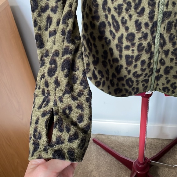 Fleecey green and black leopard print zip-up sweater - Picture 3 of 5